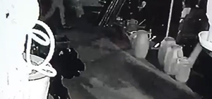 Yoldan geçerken fark ettiği merdivenleri seçerek çalan şüpheli güvenlik kamerasında