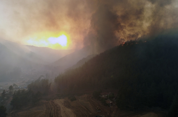 Alevler Değirmenyanı’na ulaştı
Boşaltılan yangın kriz merkezi drone ile görüntülendi