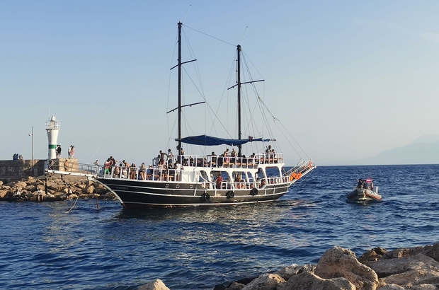 Tekneleri arızalanan turist kafilesinin yardımına deniz polisi koştu