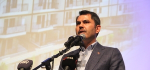 Bakan Kurum'dan dar gelirliler için konut açıklaması
Çevre, Şehircilik ve İklim Değişikliği Bakanı Murat Kurum:
"Isparta’dan milletimize bir kez daha söz veriyoruz"
"Cumhurbaşkanımızın liderliğinde; dar gelirli olup da ev sahibi olmayan tek bir vatandaşımız kalmayıncaya kadar; konutlar inşa etmeye, yeni yuvalar kurmaya, yavrularımızı mutlu etmeye; aşkla, şevkle, azimle devam edeceğiz"
"Ayağına taş değmesinden korkanların, atalet kuyusuna düşenlerin, milletin değerlerine yabancı olanların, bu ülkede çakılı tek bir çivisi, dikili tek bir ağacı bulunmayanların; milletimize verebileceği, sizlere sunabileceği hiçbir şey yoktur"
"Türkiye’nin umudu, Türkiye’nin geleceği, Türkiye’nin yarını Cumhurbaşkanımız Recep Tayyip Erdoğan’dır"
"Cumhurbaşkanımızın liderliğinde milletimize dev eserler vermeye, sevgi ile harman olmuş bu toprağı işlemeye, istikbalimizi aydınlatmaya devam edeceğiz"