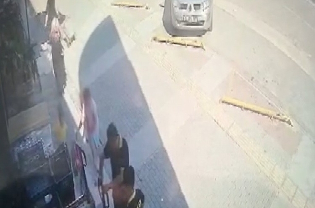 Bursa'da facianın eşiğinden dönüldü
Kontrolden çıkan otomobil markete daldı, 2’si çocuk 5 kişi kazadan kıl payı kurtuldu