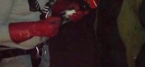 Bitlis'te elektrik tellerine takılan karga kurtarıldı