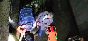 Dereye düşen tavuğunu kurtarırken bacağını kırdı