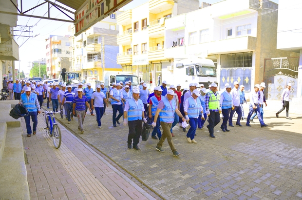 Şanlıurfa'da 300 personelle temizlik seferberliği
Belediye başkanı işçilerle birlikte temizlik yaptı