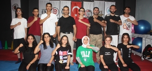 Diyarbakır'da sağlıkçılara ücretsiz seminer
Şiddet arttı, sağlıkçılar savunma eğitimi almanın yolunu tuttu