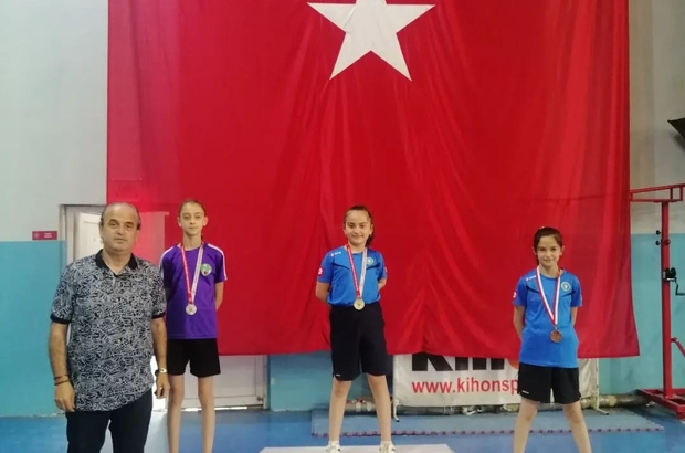 Bursa Büyükşehir Belediyesporlu raketler madalya ve kupaları topladı