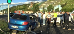 Erzurum’da feci kaza: 9 yaralı
Direksiyon hakimiyetini kaybeden otomobil karşı şeride geçti, iki araç kafa kafaya çarpıştı