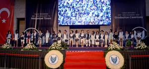 Hollanda’dan Türkiye’ye geldi, üniversite birincisi oldu
Üçüncü üniversitesini bitirdi, dördüncüyü düşünüyor
Yaşar Üniversitesinde mezuniyet heyecanı