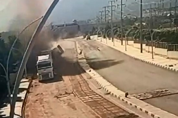 Manisa OSB’de korkutan doğalgaz patlaması
Patlayan doğal gaz borusu asfalt kazıma makinesini devirdi