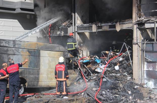 İş yerinde çıkan yangın apartmanı sarmadan kontrol altına alındı
Şanlıurfa'da iş yerinde çıkan yangına müdahale sürüyor