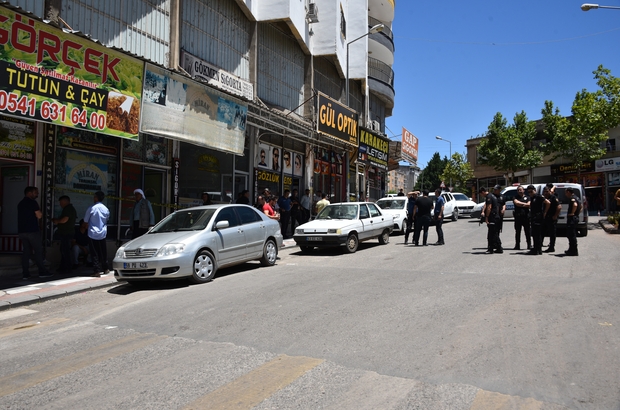 Şanlıurfa'da sokak ortasında silahlı kavga: 1 yaralı
Sokak ortasındaki kavga kamerada