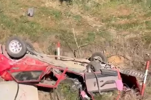 İzmir'de şarampole devrilen otomobilin sürücüsü hayatını kaybetti