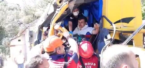 Kamyonet ve tırın karıştığı kazada sürücüler ölümden döndü
Araçların içinde...