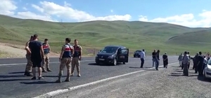 Erzurum’da kaza sonrası köylüler yolu trafiğe kapattı