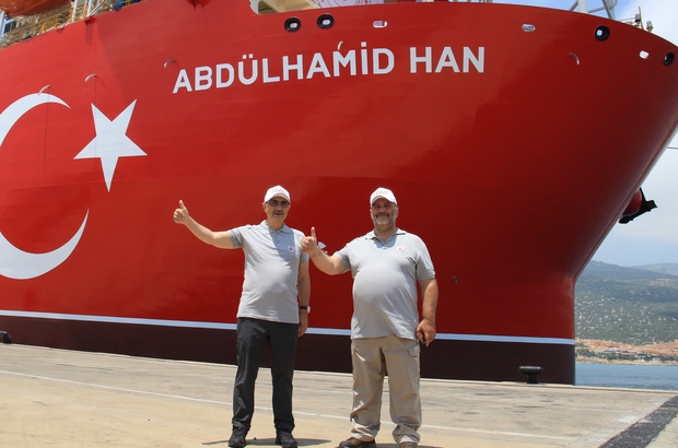 Bakan Dönmez: "'Abdülhamid Han' Ağustos'un ilk yarısında göreve başlayacak"
Enerji ve Tabii Kaynaklar Bakanı Fatih Dönmez:
"Dünyada bu teknolojiye sahip 5 gemiden birisi, ilk defa biz kullanacağız"
"Abdülhamid Han ismiyle Türk Uluslararası Gemi Siciline de kaydı yapıldı"