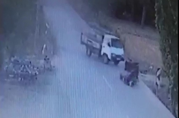 Manisa’da kamyonet ile sepetli motosiklet çarpıştı: 1 ağır yaralı