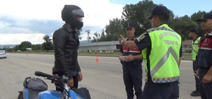 Jandarma ekipleri sürücüleri bu sefer bayramlaşmak için durdurdu