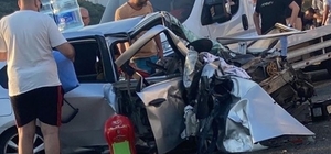 İzmir'de iki aracın çarpıştığı kazada ölenlerin sayısı 2'ye yükseldi