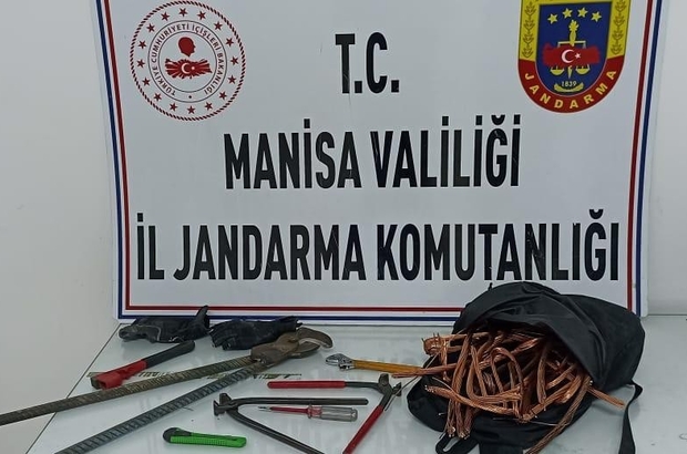 Manisa CBÜ’den bakır kablo çalan hırsızlar yakalandı
Yaklaşık 7 bin lira değerindeki 100 metrelik bakır kabloyu çalarken yakalandılar