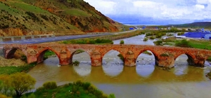 Çobandede Köprüsü ilk günkü ihtişamıyla göz kamaştırıyor
Tarihin en eski köprülerinden biri olan ‘Çobandede Köprüsü’nün mest eden manzarası