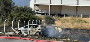 İzmir’de kaza yapan araçta çıkan yangın otluk alana sıçradı