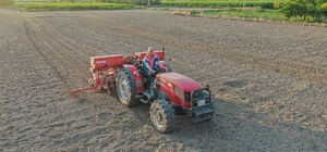 Poşuyu takıp traktörün direksiyonuna geçen Başkan, ilk tohumları toprakla b...