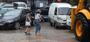 Yağmur aniden bastırdı, vatandaşlar zor anlar yaşadı