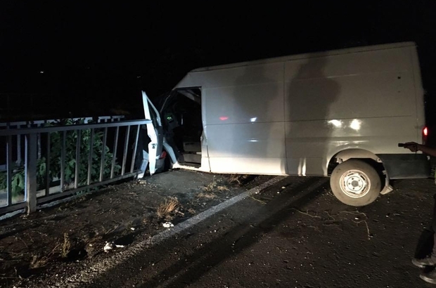 Manisa’da kamyonet köprü korkuluğuna çarptı: 1 ağır yaralı