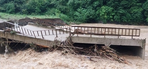 Ordu’ya son 24 saatte 260 kg yağmur düştü
242 noktada heyelan oluştu, iki köprü kullanılamaz hale geldi
Ordu Büyükşehir Belediyesi 298 iş makinesi ve 418 personelle sahada