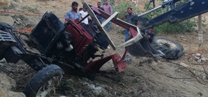 Traktör uçurumdan yuvarlandı
