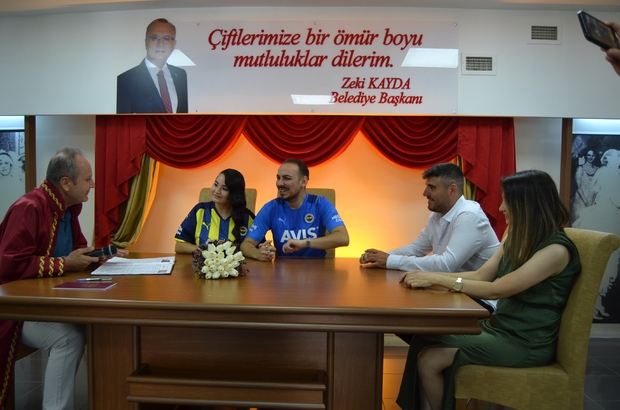 Fenerbahçeliler Günü'nde Fenerbahçe formasıyla nikah masasına oturdular
Fanatik Fenerbahçeli çiftin nikahını, Galatasaraylı memur kıydı