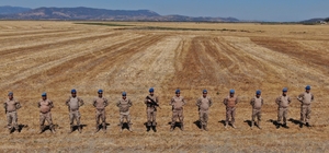 Kuruyan Marmara Gölü’nde arazi kavgası yaşanıyor
Bugüne kadar çıkan kavgalarda 1 kişi hayatını kaybederken, jandarma komandolar gölde devriye görevini sürdürüyor