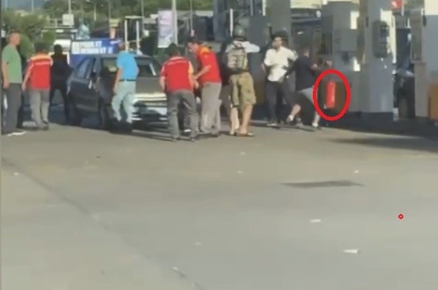 Trafikte kanlı yol verme kavgası kamerada...
Bursa'da trafikte makas atma muhaberesi.. Yangın söndürme tüpüyle vurdular