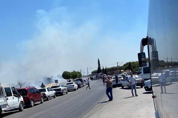 Yol kenarındaki ot yangını kontrol altına alındı