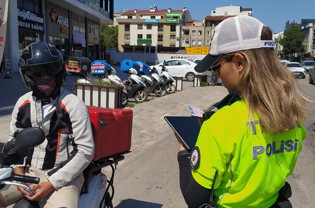 Bursa'da motosiklet sürücülerine sıkı denetim
Bir sürücünün ehliyetine el konularak, motosikleti bağlandı