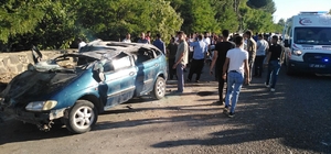 Gaziantep'te ağaca çarpan otomobil takla attı: 1'i çocuk 3 yaralı