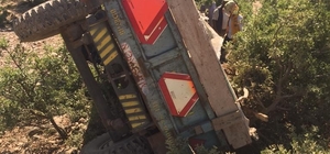 Kontrolden çıkan traktör şarampole devrildi: 2 yaralı