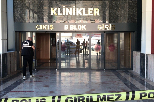 Hastanedeki silahlı kavgada seken kurşunlardan biri bekleyen vatandaşa isabet etmiş
Hastanede yaşanan tartışma silahlı kavgaya dönüştü: 1'i ağır 3 yaralı
Yaşanan olay, hastane girişlerine yerleştirilmesi planlanan X-Ray cihazı tartışmalarını alevlendirdi