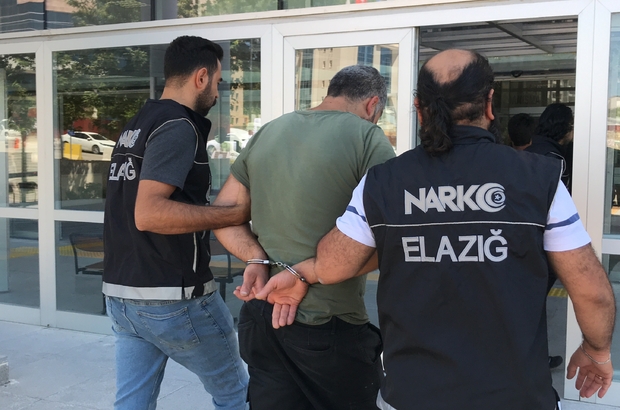 Elazığ’da ayakkabı içerisine uyuşturucu saklayan 2 şüpheli tutuklandı