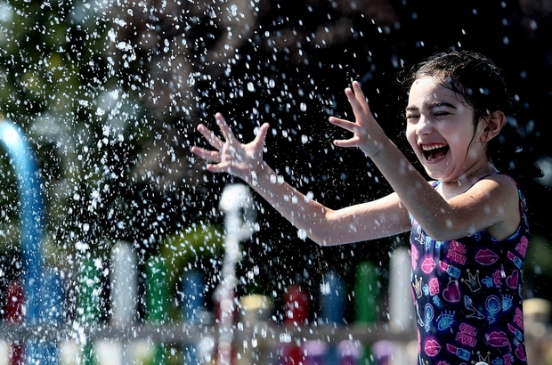(Özel) 35 derece sıcakta bunalan çocuklar soluğu Su Oyunları Parkında aldı
Bursa’da soğuk suda oyun keyfi