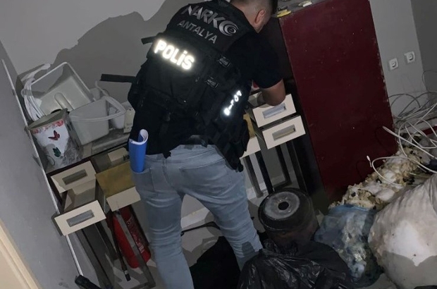 Manavgat’ta eş zamanlı uyuşturucu operasyonu
Gece yapılan operasyonda 9 şüpheli yakalandı
