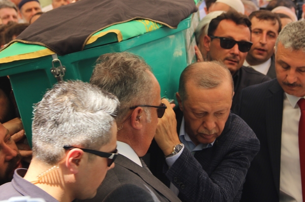 Cumhurbaşkanı Erdoğan Manisa’da cenaze törenine katıldı
Cumhurbaşkanı Erdoğan, cenaze öncesi aile dostu için Kur’an okudu