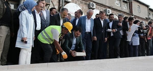 Hanlar Bölgesi’nin dönüşümü için ilk taş Bakan Kurum'dan
Yatırım bedeli 2 milyar lira olan 6 projenin temeli atılırken, bitenlerin anahtarları teslim edildi
Çevre, Şehircilik ve İklim Değişikliği Bakanı Murat Kurum:
“Biz taş üstüne taş koyanların yolundayız. Birileri gibi milletin önüne, milletin işlerine, milletin hedeflerine taş koyanlardan olmadık”
“Belediyelerin kentsel dönüşüm için iller bankasından aldıkları kredilerin faizinin yarısını biz karşılayacağız”
“2023 seçimleri cesur ile kaçak güreşenlerin mücadelesidir”
"Kurduğunuz oyunlar boşa çıkacak, büyükelçilerin masasında yaptığınız hesaplar çarşıda bozulacak, yanlış hesabınız mutlaka sandıktan dönecektir"
“Bursa medeniyettir. Bursa geçmiştir. Bursa gelecektir. Bursa Türkiye’dir”