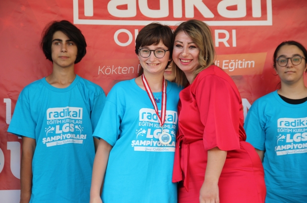 Radikal Eğitim Kurumları'nda LGS'de dereceye giren öğrencilere ödül