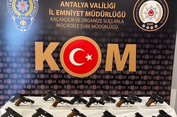 Antalya’da yasa dışı silah ticareti operasyonunda 3 tutuklama
İkamet ve araçlarda yapılan aramalarda ruhsatsız 30 tabanca ele geçirilirken, gözaltına alınan 5 şüpheliden 3'ü tutuklandı