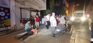 İzmir’de ortalığı savaş alanına çeviren kaza: 12 yaralı
İzmir’de yolcu dolmuşu ile kamyonetin karıştığı kazada 12 kişi yaralandı