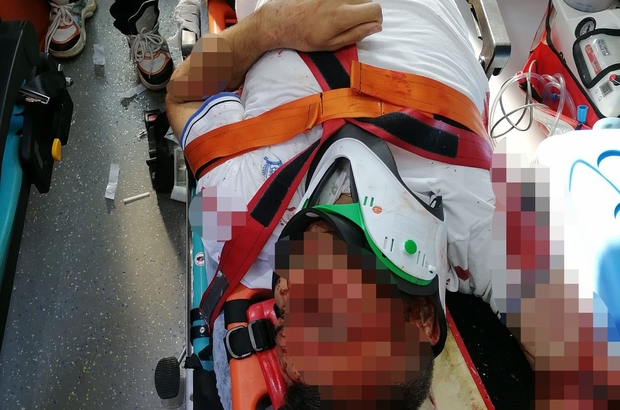 Bursa'da akıl almaz olayda, köprüden atlayan kişi otomobilin üzerine düştü: 3 yaralı
Köprüden atlayan şahıs seyir halindeki otomobilin üstüne düşerek camından içeri girdi