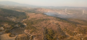 İzmir’de ziraat arazisindeki yangına müdahale ediliyor