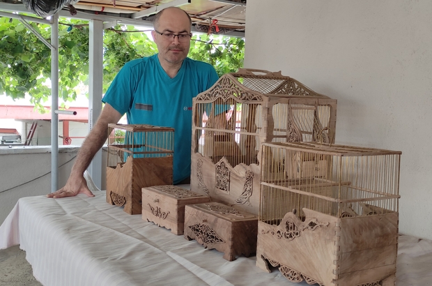Kuşlara saray yapıp 10 bin liraya satıyor
Kuşlar için sanat eseri gibi kafesler yaptı