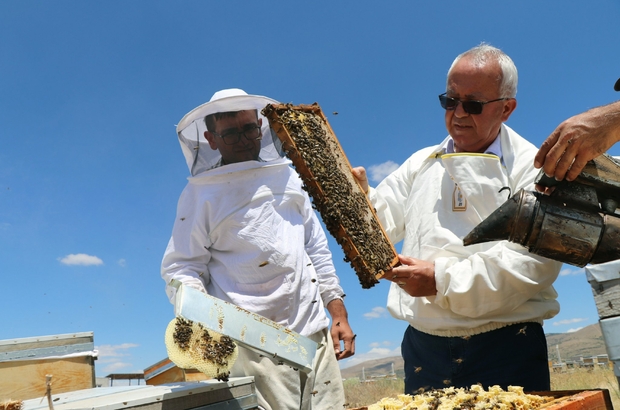 TAB Başkanı Şahin, gezgin arıcıları ziyaret ediyor
Türkiye Arı Yetiştiricileri Merkez Birliği Başkanı Ziya Şahin, arı ıslah bölgeleri ve yaylalarda konaklayan arıcıları ziyaret ederek ıslah çalışmaları ve bal üretimi konularında üreticilerden bilgi aldı.